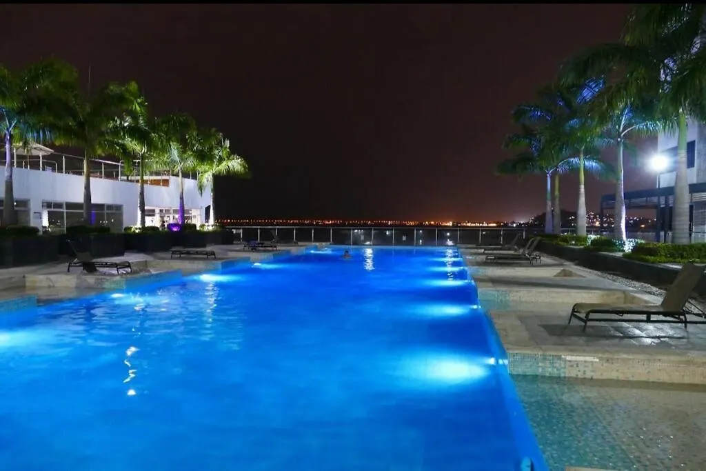 Ecusuites Room Emporium Con Jacuzzi Privado グアヤキル