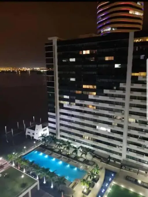 Ecusuites Room Emporium Con Jacuzzi Privado Γκουαγιακίλ